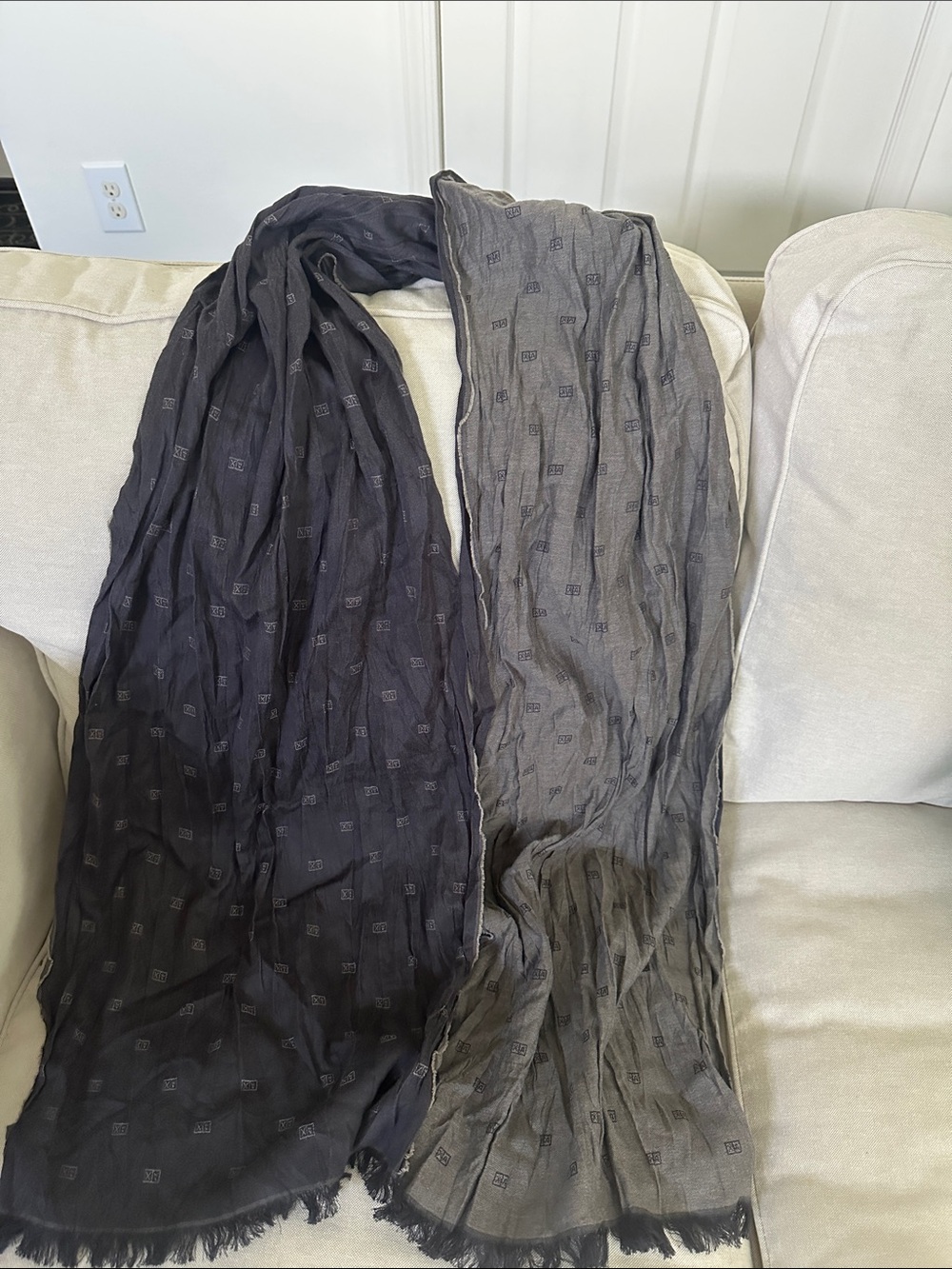 Lightweight Reversible Two-Tone Men's Scarf - Black & Gray
